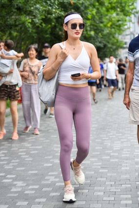 紫色瑜珈裤美妇